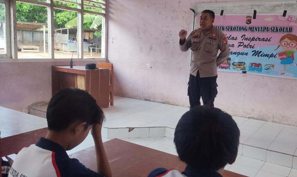 Polsek Sekotong Menyapa Sekolah Edukasi Antibullying dan Bahaya Narkoba di SMPN 2