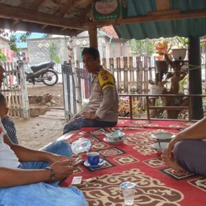 Bhabinkamtibmas Desa Lune, Polsek Pajo, Gelar Patroli Cooling System untuk Jaga Kamtibmas Jelang Pilkada Dompu 2024