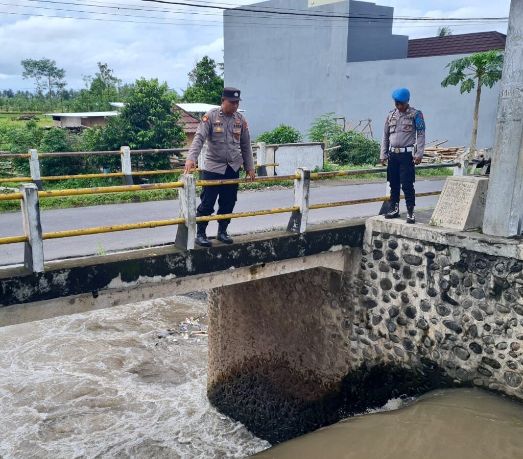 Polisi Siaga Banjir, Patroli Intensif Pantau Debit Air di Kediri