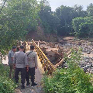 Jembatan Penghubung Antar Desa Putus Diterjang Banjir