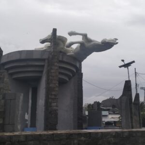 Patung Kuda dan Sejumlah Pohon di Kayangan Tumbang di Terpa Angin kencang