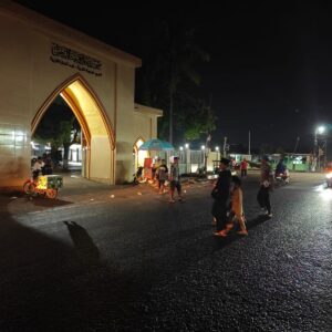 Polisi Kawal Salat Tarawih di Kediri, Jamaah Merasa Aman dan Nyaman