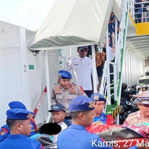 Petugas Pelabuhan Lembar Sigap Evakuasi Penumpang yang Mengalami Keguguran
