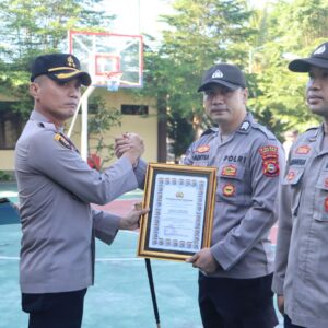Kapolres Lombok Utara Berikan Penghargaan Kepada 7 Personilnya