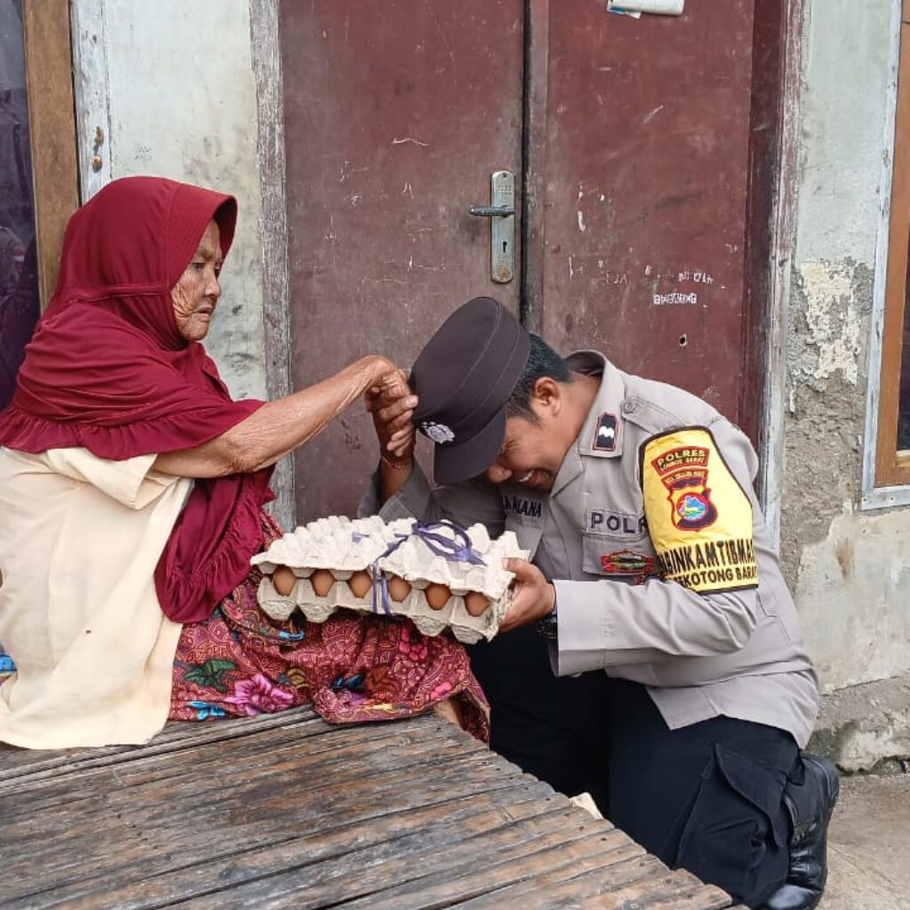Polsek Sekotong Salurkan Bantuan Nutrisi Lansia di Sekotong Barat