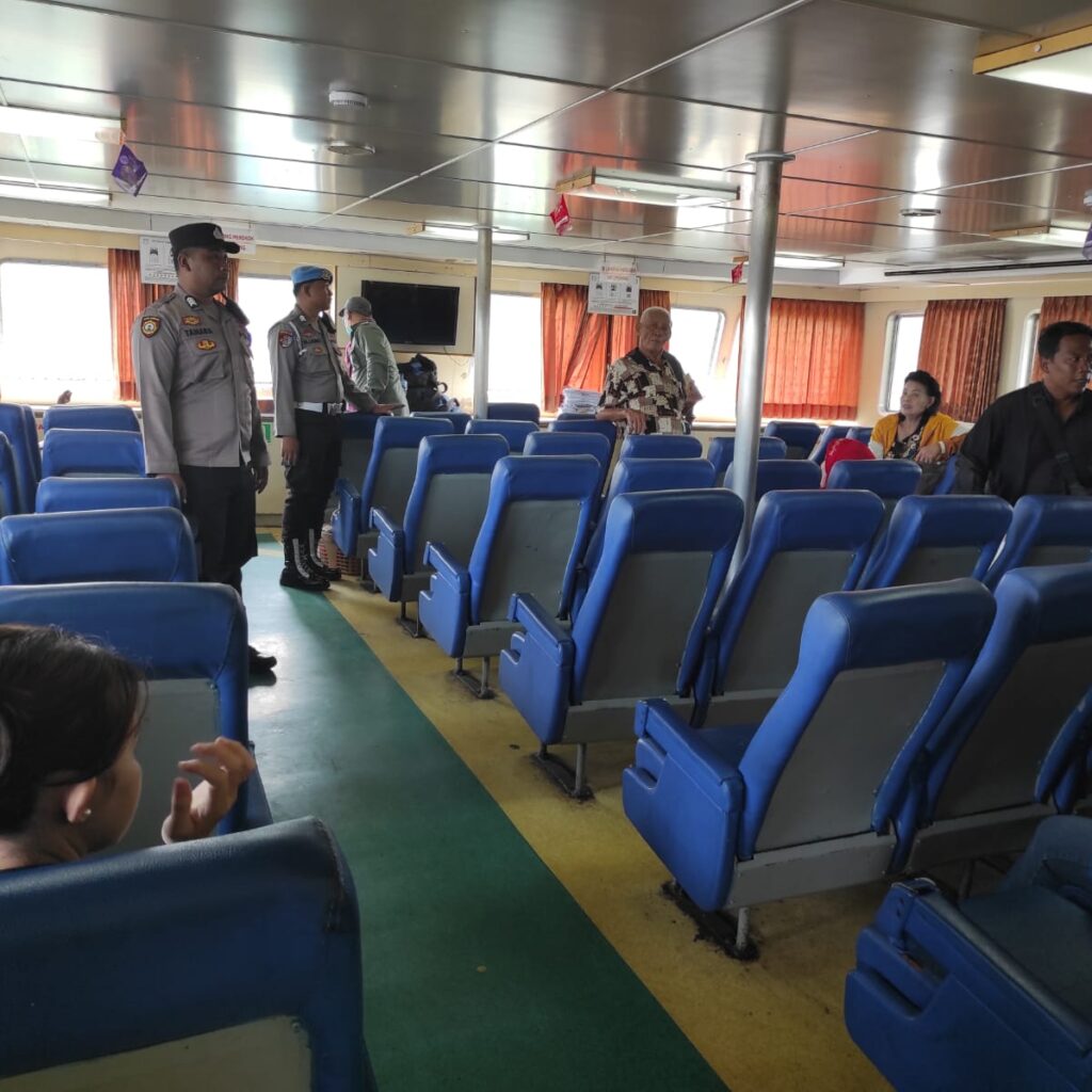 Lombok Barat, NTB - Kepolisian Sektor (Polsek) Kawasan Pelabuhan Lembar, di bawah naungan Polres Lombok Barat, Polda NTB, terus meningkatkan langkah-langkah pengamanan di area pelabuhan. Hal ini dilakukan sebagai upaya preventif untuk mengantisipasi potensi tindak premanisme dan praktik percaloan yang dapat meresahkan para pengguna jasa penyeberangan. Terutama menjelang akhir pekan yang biasanya mengalami peningkatan volume penumpang. Kegiatan pengamanan intensif ini terlihat pada Jumat (9/5/2025) sekitar pukul 10.00 WITA di Dermaga 1 PT. ASDP Lembar. Personel Polsek Kawasan Pelabuhan Lembar tampak bahu-membahu dengan pihak Otoritas Pelabuhan Lembar dalam mengawasi proses pemuatan kendaraan ke atas Kapal. Salah satunya Kapal Motor Penumpang (KMP) RHAMA GIRI NUSA yang melayani rute penyeberangan Lembar menuju Padangbai, Bali. Kapolres Lombok Barat, Polda NTB, AKBP Yasmara Harahap, S.I.K., melalui Kapolsek Kawasan Pelabuhan Lembar, Ipda Imran, menyampaikan bahwa pengamanan ini merupakan bagian dari komitmen Polri. Untuk memberikan rasa aman dan nyaman kepada masyarakat, khususnya para pengguna jasa transportasi laut. Pengecekan Ketat dan Imbauan Proaktif Dalam kegiatan pengamanan tersebut, petugas tidak hanya fokus pada kelancaran proses embarkasi. Mereka juga melakukan pengecekan terhadap surat-surat kendaraan yang akan menyeberang. Lebih dari itu, imbauan proaktif juga disampaikan kepada para sopir dan penumpang terkait potensi gangguan keamanan. "Kami secara aktif mengimbau kepada seluruh pengguna jasa penyeberangan untuk segera melaporkan kepada petugas apabila menemukan atau mencurigai adanya praktik premanisme maupun aksi percaloan di sekitar area pelabuhan," tegas Ipda Imran di sela-sela kegiatan pengamanan. Edukasi Penumpang untuk Keamanan dan Ketertiban Selain mengantisipasi tindakan kriminal, personel Polsek Lembar juga memberikan himbauan kepada para penumpang kapal. Mereka mengingatkan agar selalu menjaga barang bawaan masing-masing dan mengikuti antrian sesuai dengan tiket yang dimiliki. Kepatuhan terhadap peraturan di atas kapal juga menjadi fokus utama dalam edukasi yang disampaikan. "Kami harapkan para penumpang dapat bekerja sama dengan petugas dan mematuhi semua aturan yang berlaku demi kelancaran dan keamanan perjalanan," ujar Ipda Imran. "Dengan kesadaran dan partisipasi aktif dari masyarakat, kita dapat menciptakan lingkungan pelabuhan yang kondusif dan terbebas dari gangguan." Komitmen Polsek Kawasan Pelabuhan Lembar untuk Pelayanan Terbaik Langkah-langkah pengamanan yang dilakukan oleh Polsek Kawasan Pelabuhan Lembar ini menunjukkan keseriusan pihak kepolisian dalam memberikan pelayanan terbaik kepada masyarakat. Kehadiran polisi di tengah-tengah aktivitas pelabuhan diharapkan dapat memberikan efek jera bagi pelaku tindak kejahatan sekaligus memberikan rasa aman bagi para pengguna jasa penyeberangan.
