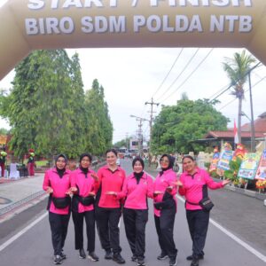 Meriah dan Penuh Semangat, Bhayangkari NTB Gelar Jalan Santai Sambut HUT ke-45 Yayasan Kemala Bhayangkari