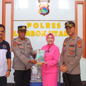 Sambut Hari Buku, Ketua Bhayangkari Cabang Lombok Utara Sumbangkan Buku Karya Ilmiahnya