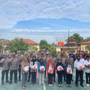 Sambut Hari Bhayangkara ke-79, Kapolres Lombok Utara Bagikan Sembako untuk Pegawai Harian Lepas