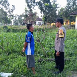 Bhabinkamtibmas Kuripan Dorong Ketahanan Pangan Lewat Pemanfaatan Lahan