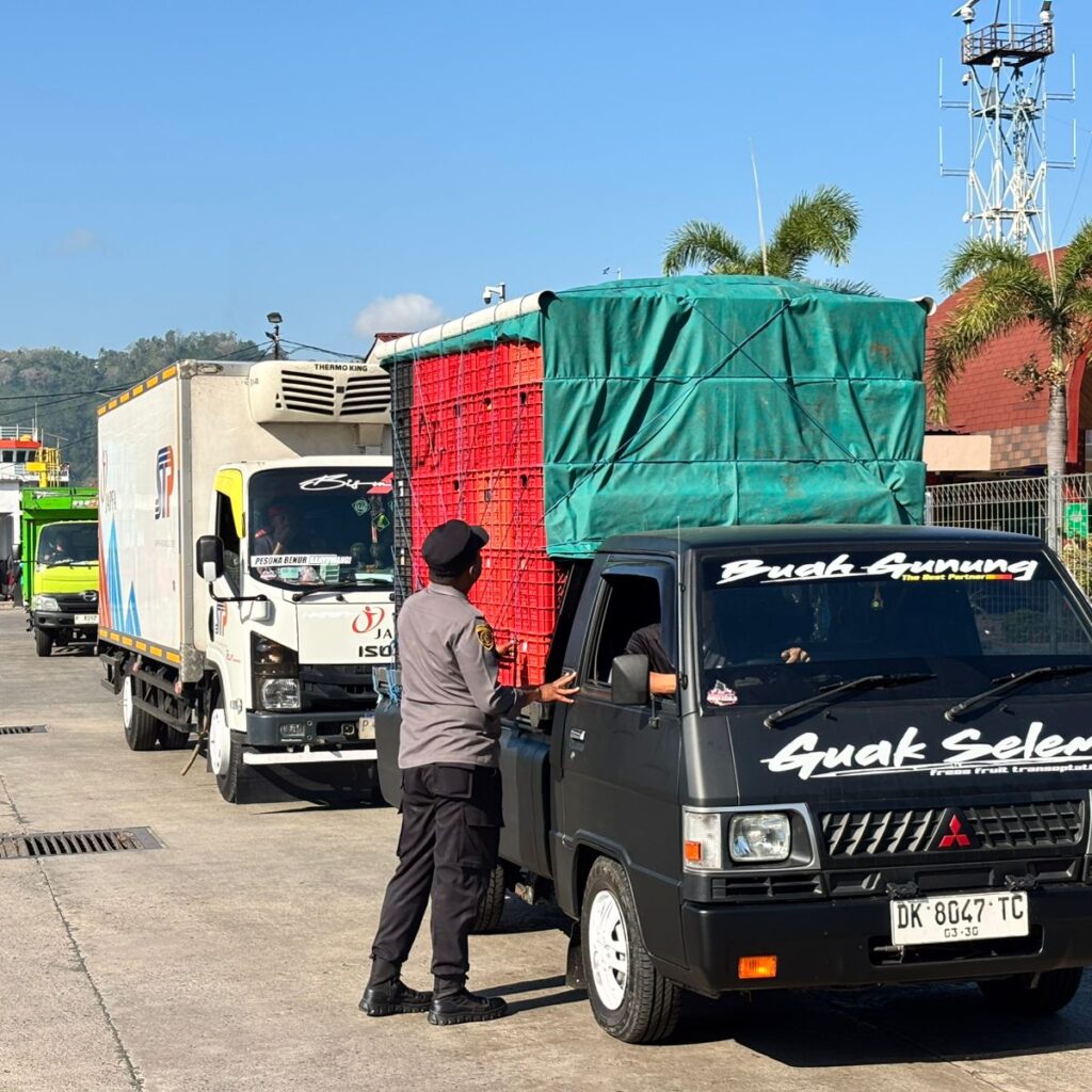 KMP. SURYA 777 Tiba di Lembar, Pengamanan Bongkaran Berjalan Lancar