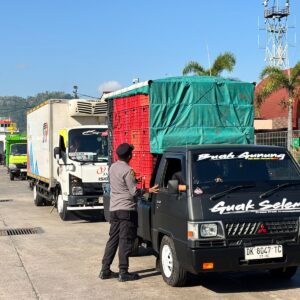 KMP. SURYA 777 Tiba di Lembar, Pengamanan Bongkaran Berjalan Lancar