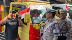 Tugu Tank Gerung Jadi Titik Patriotisme: Polantas Bagikan Bendera Merah Putih