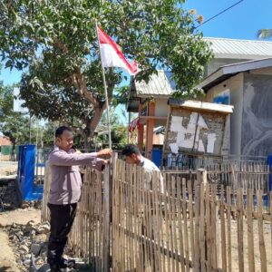 Sambut HUT RI ke-80, Polsek Jajaran Polres Bima Kota Ajak Warga Pasang Bendera Merah Putih dan Umbul-Umbul