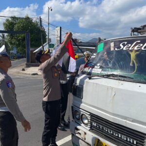 Kapolres Lombok Utara Gelar Bagikan Bendera Merah Putih di Jalan Raya