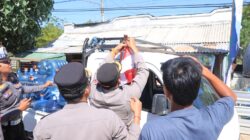 Polres Sumbawa Barat Bagikan Bendera Merah Putih kepada Masyarakat