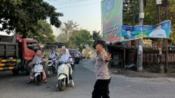 Polsek Pringgarata Gelar Pengaturan Lalu Lintas di Simpang Empat Alfamart Desa Pringgarata