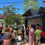 Brimob Polda Sumut Distribusikan Air Bersih ke Desa Sibuluan Nauli Pascabencana